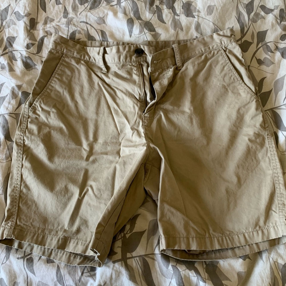 OLD NAVY MENS KAKHI SHORTS